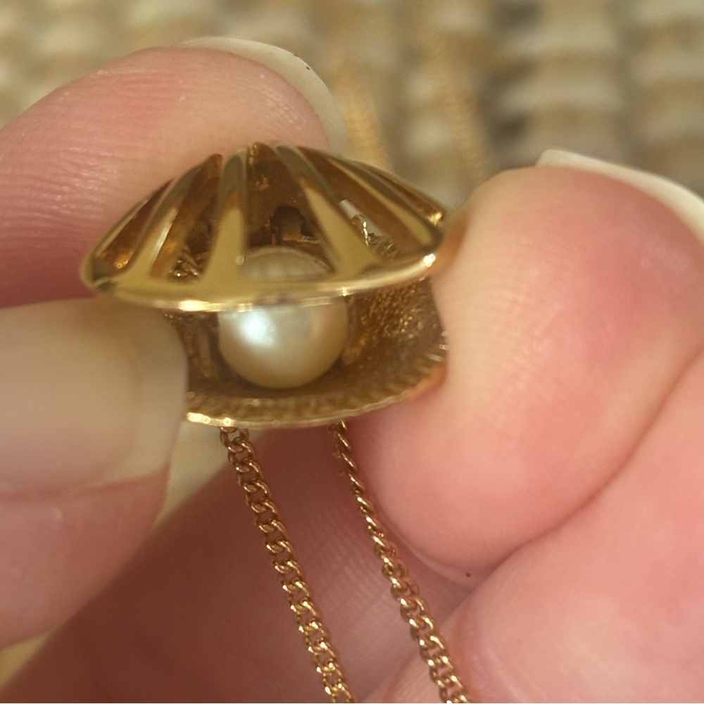 Avon Gold Tone Pearl Shell Pendant Necklace Woman’s Dainty Beach Ocean Jewelry - Picture 7 of 10